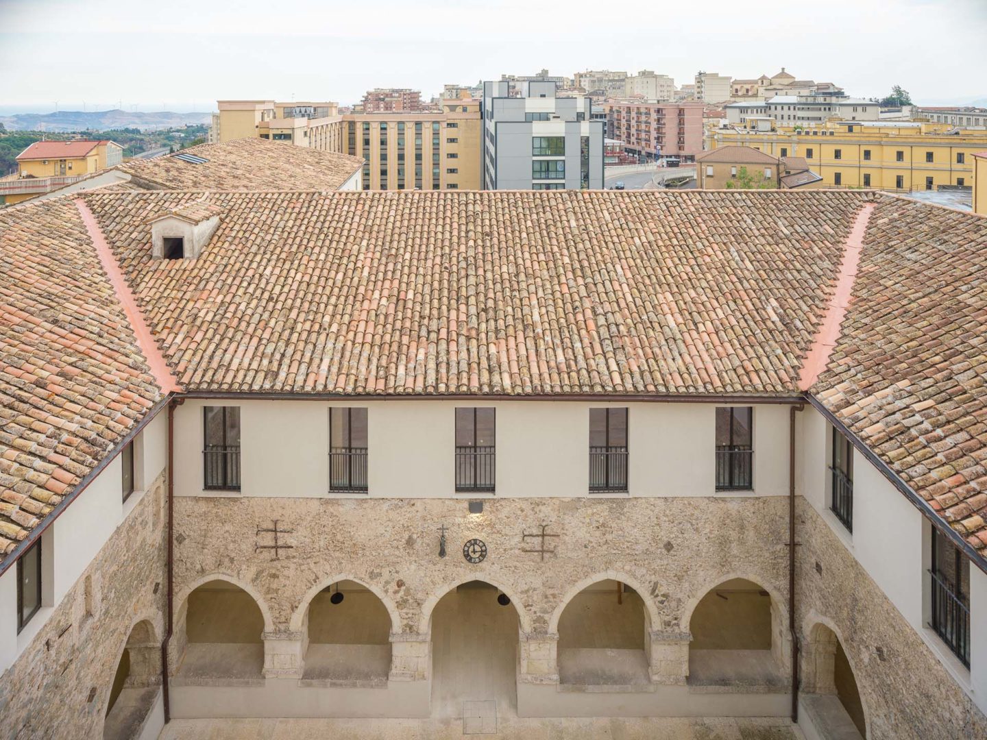 Lo splendido convento dell’Ordine dei Francescani Minori Osservanti, diventato nell’800 ospedale militare, è la nuova sede della Procura della Repubblica di Catanzaro