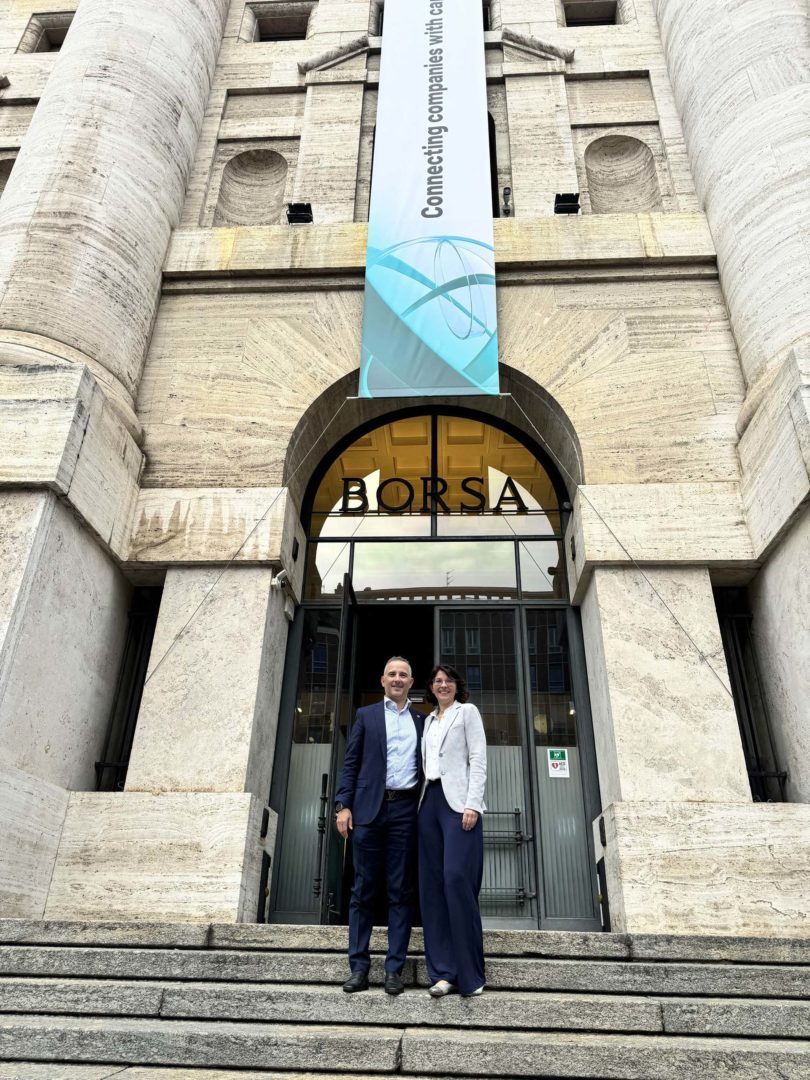 Francesco e Alessandra Pettenon posano davanti all'ingresso di Borsa Italiana