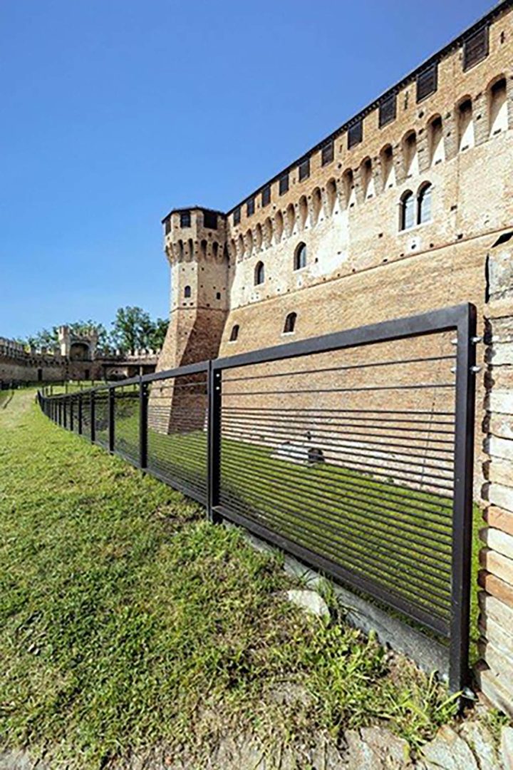 Particolare dei nuovi parapetti in metalli realizzati da Gonzato Group presso la Rocca di Gradara