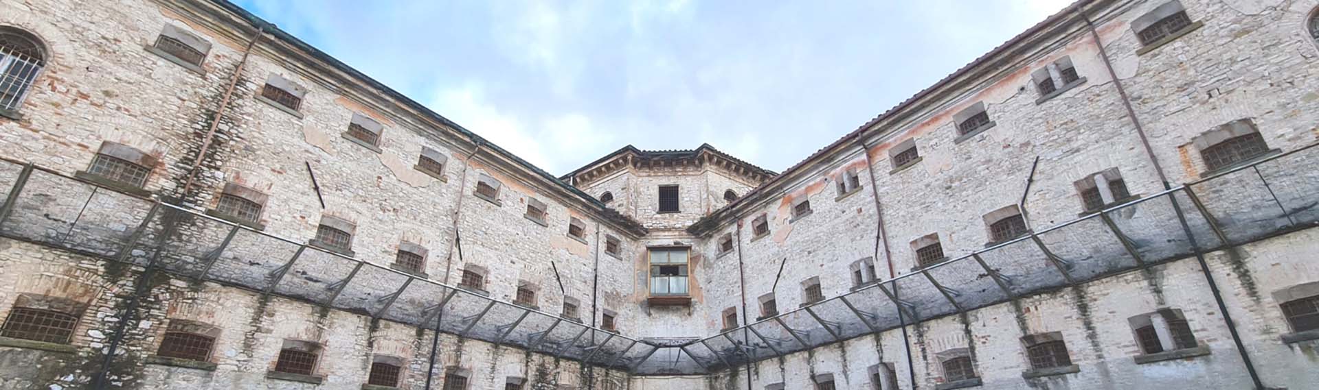 Un'immagine a grandangolo dell'ex carcere di Perugia