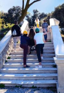 Giovani futuri geometri lavorano su una scalinata per progettarne l'accessibilità