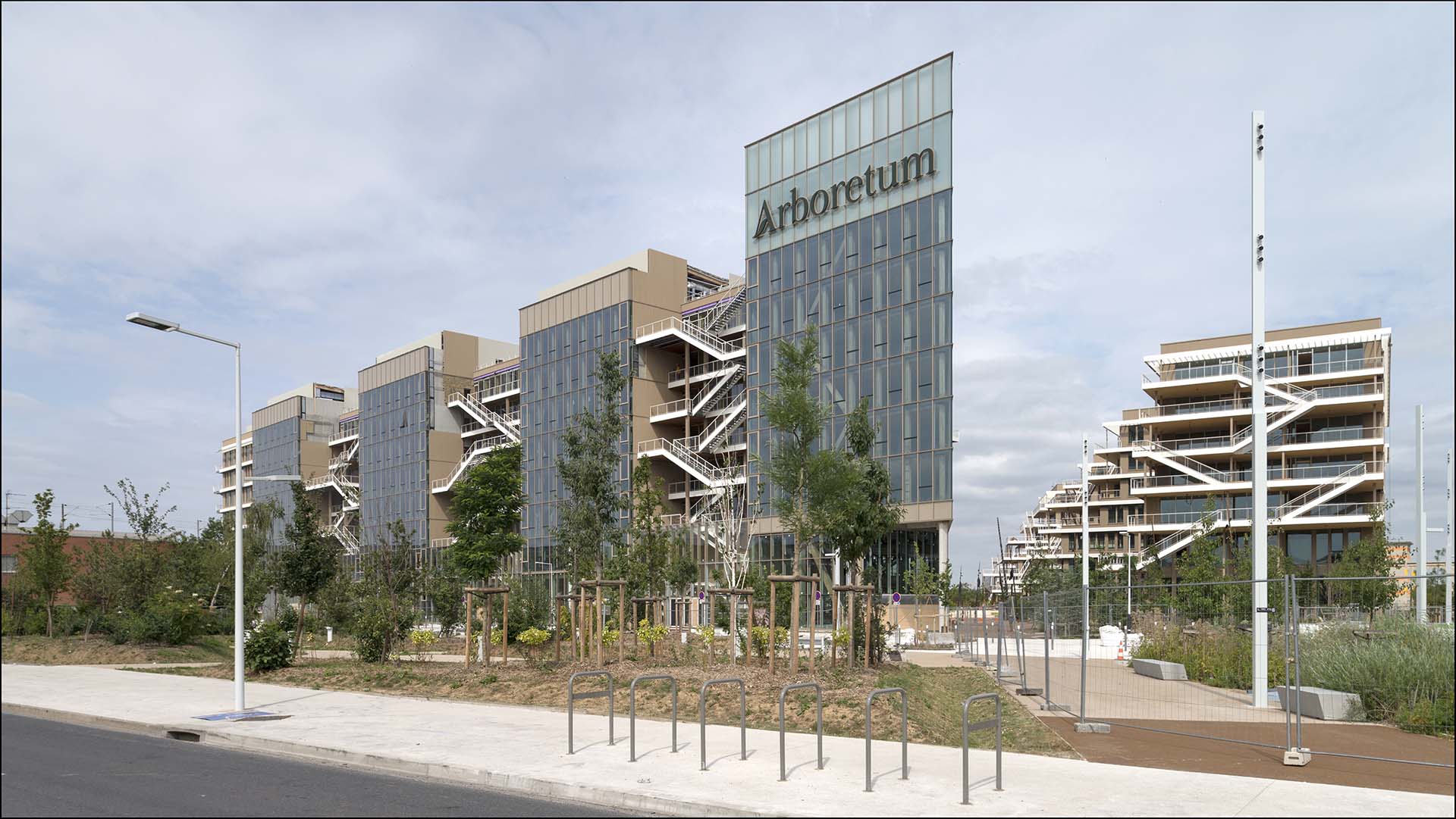 Arboretum è un complesso di edifici adebiti ad ufficio realizzato a Parigi e caratterizzato da facciate a vetrate per garantire luce naturale, ma anche un ottimo isolamento termico