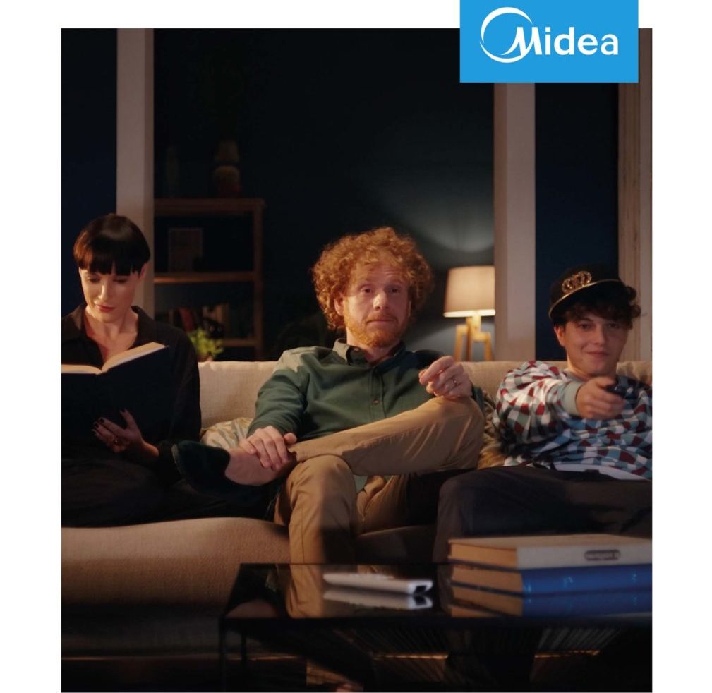 I tre protagonisti della campagna Midea seduti sul divano