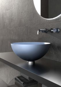 Lavabo di forma sferica prodotto fa Glass Design su progetto di Tonino Lamborghini Blue