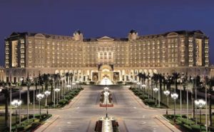 Immagine notturna dell'hotel Ritz Carlton di Riyad