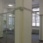 Ufficio nel quale sono insteallate divisori a vetri per creare nuovi spazi