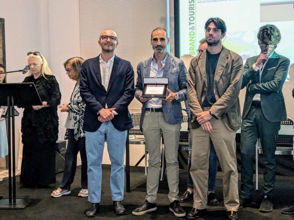 Premiazione | Da sinistra, Andrea Boga, arch. Matteo Pedaso e Filippo Lafleur