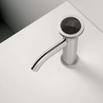 Collezione JKF di Zazzeri: rubinetto da lavabo color silver con inserto nero