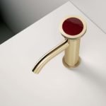 Collezione JKF di Zazzeri: rubinetto da lavabo color orobianco con inserto mosto