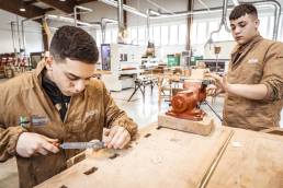 FederlegnoArredo ragazzi al lavoro in falegnameria