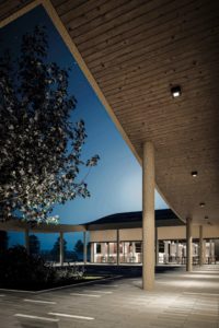 Mazzei Architects la Scuola Ghedi in uno scatto notturno