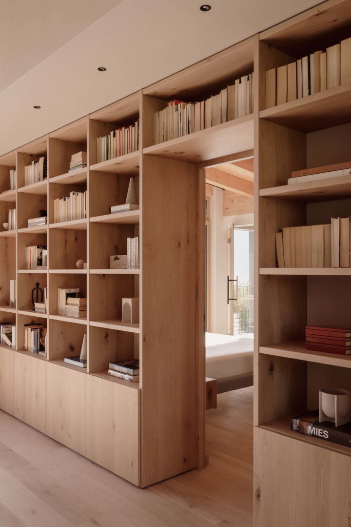 Casa Credai progettata da Andrea Dal Negro Architect libreria in legno al primo piano ©Giulia Maretti