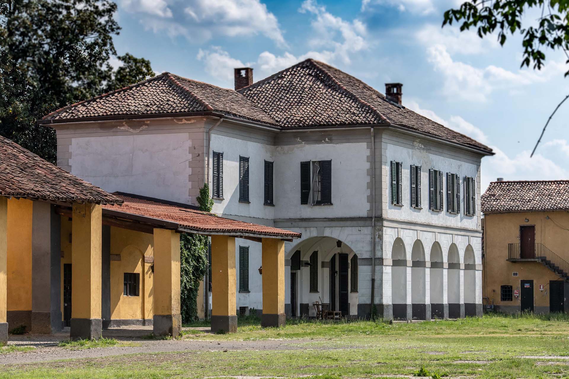 Cascina Ri-Nascita lo stato di fatto del corpo centrale colto da un'altra angolazione