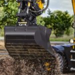 JCB Tilt-rotator Raptor montato su un escavatore gommato Hydradig