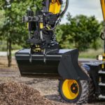 JCB Tilt-rotator Raptor montato su un escavatore gommato Hydradig