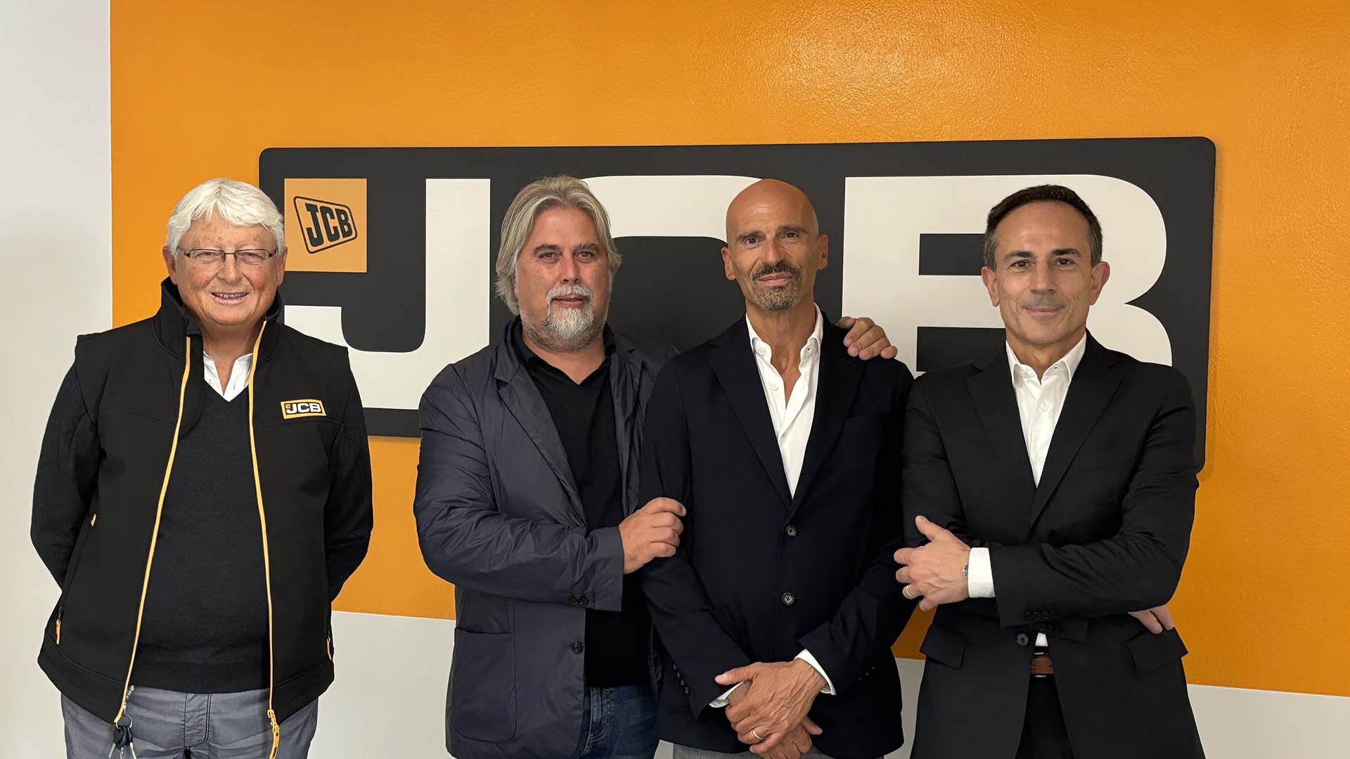 Comitato di benvenuto in Jcb. Da sinistra: Claudio Fiorentini (Managing director global major accounts), Federigo Agostini (Direct sales & global major account manager), Pietro Mirabile (Sales agent global major accounts), Marco Falcone (managing director)