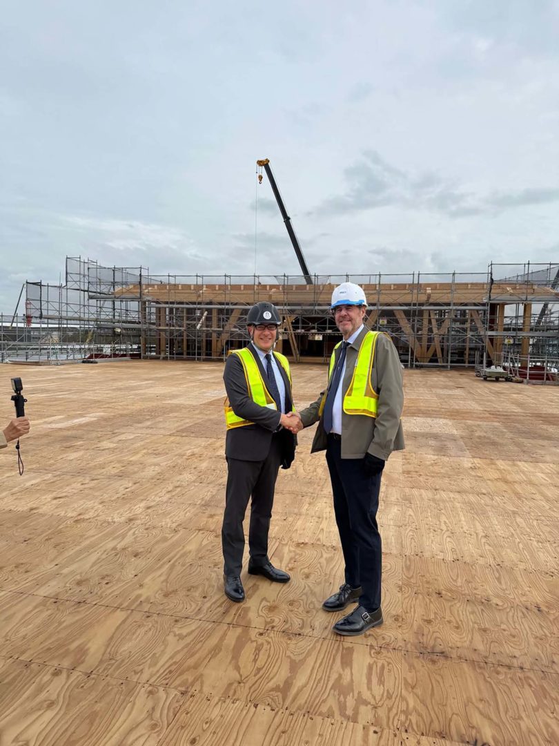 Visita al Padiglione Italia per Expo2025 a Osaka stretta di mano fra Mario Vattani e Mario Cucinella