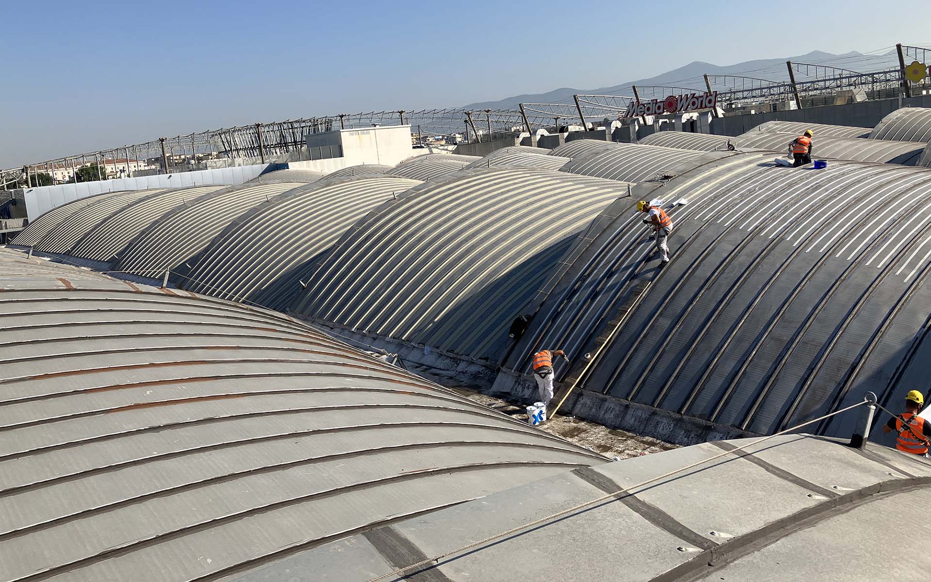 Triflex operai al lavoro sul tetto del centro commerciale