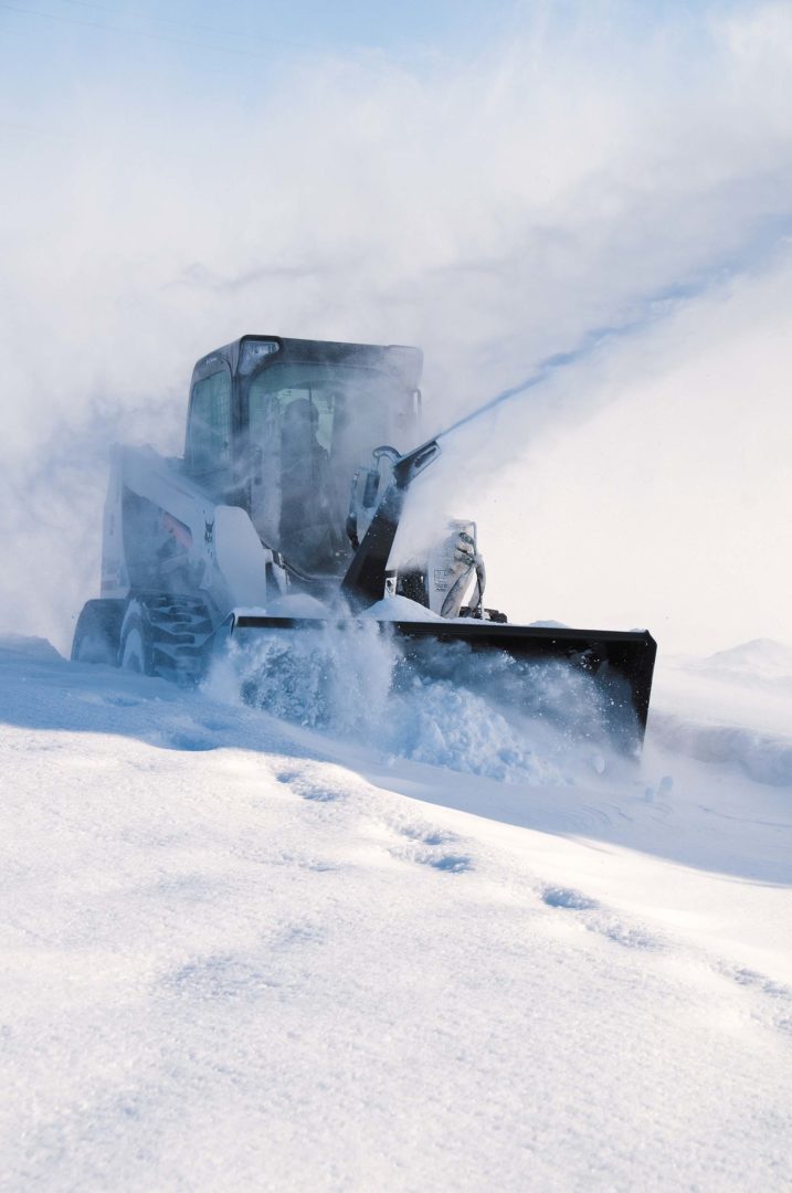 Bobcat soluzioni per la rimozione della neve, mezzo con sci in gomma