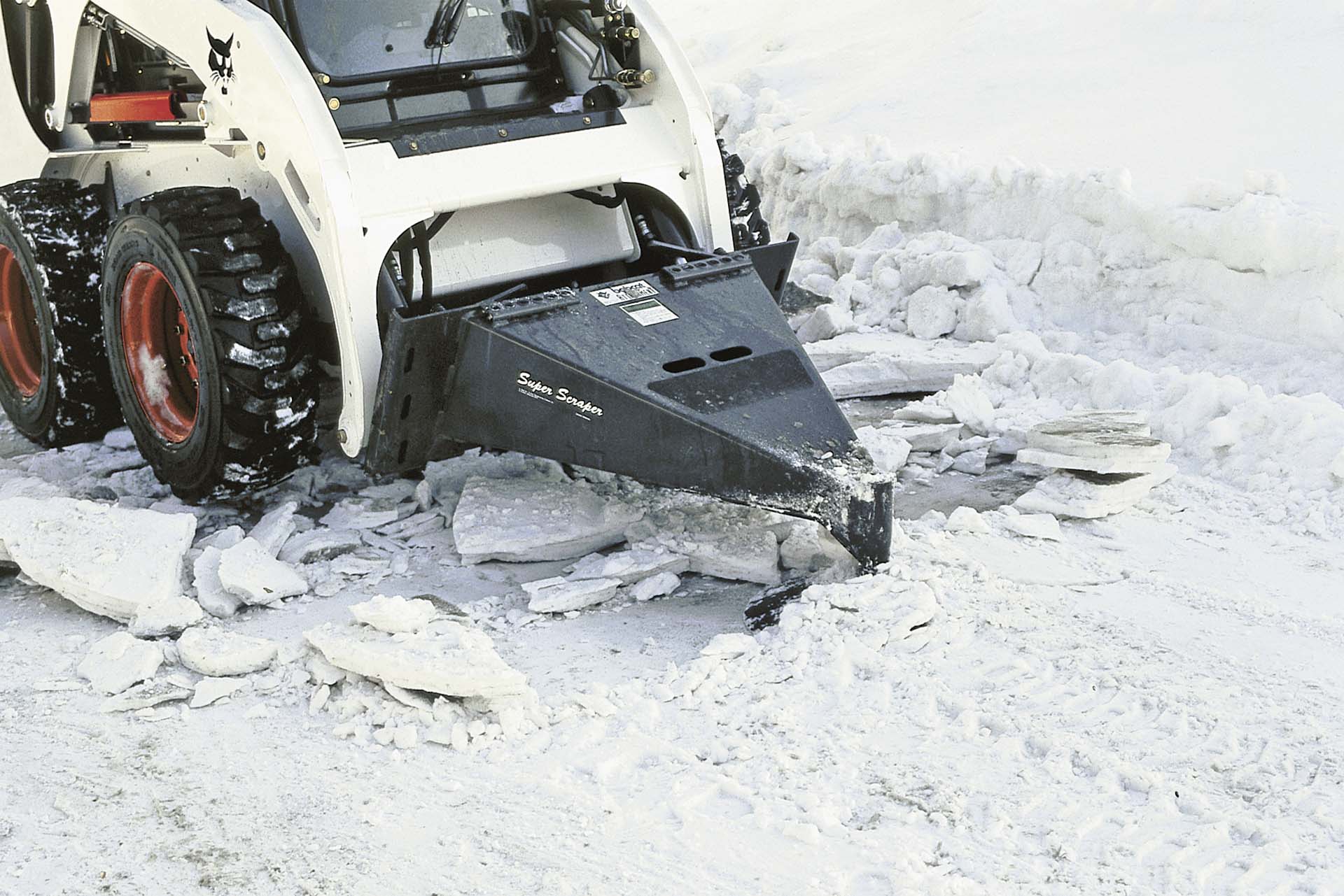 Bobcat soluzioni per la rimozione della neve, mezzo dotato di raschietto