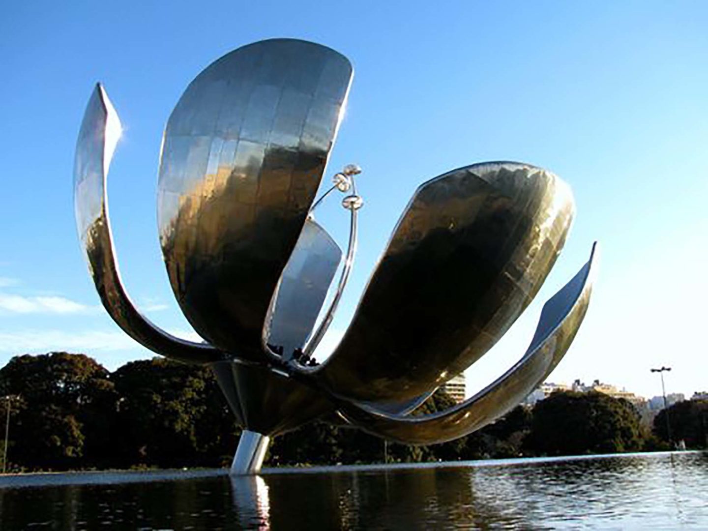 Buenos Aires Floralis Generica di Eduardo Catalano ©Atlas Obscura