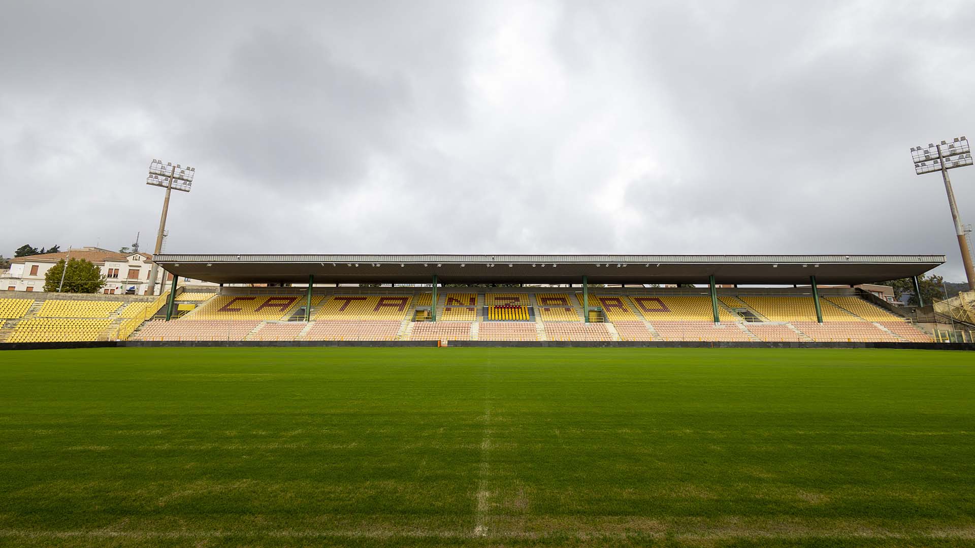 Stadio Ceravolo Catanzaro la tribuna nello stato di fatto vista dal campo