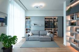 Sistema Divano Tango con penisola, nella versione giorno, integrato nel sistema a parete Making Room design Castiglia