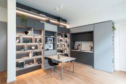Sulla destra Blocco Cucina lineare; sulla sinistra sistema Wally Plus versione aperta. La parete attrezzata fa parte del sistema d’arredo Making Room design Castlia Associati