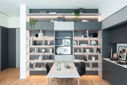 Sulla destra Blocco Cucina lineare; sulla sinistra sistema Wally Plus versione aperta. La parete attrezzata fa parte del sistema d’arredo Making Room design Castlia Associati