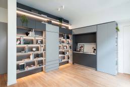 Sulla destra Blocco Cucina lineare; sulla sinistra sistema Wally Plus versione chiusa. La parete attrezzata fa parte del sistema d’arredo Making Room design Castlia Associati