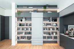 Sulla destra Blocco Cucina lineare; sulla sinistra sistema Wally Plus versione chiusa. La parete attrezzata fa parte del sistema d’arredo Making Room design Castlia Associati