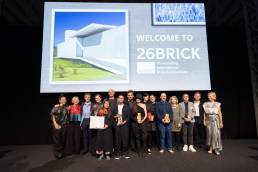 I vincitori del Brick Award 2026 premiati a Vienna durante la cerimonia internazionale dedicata alle migliori architetture in laterizio e ceramica.