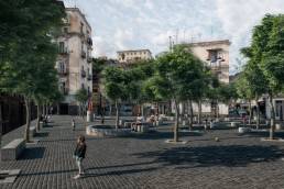 Rendering della riqualificazione dell’asse urbano Vergini-Sanità: ampliamento degli spazi pedonali, nuove alberature, arredi urbani e aree di sosta per migliorare vivibilità, accessibilità e qualità dello spazio pubblico.