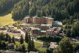Rendering del nuovo complesso turistico-alberghiero di Ponte di Legno: il progetto prevede il primo hotel cinque stelle della località, residenze, spazi commerciali, ristorazione e aree wellness, integrati nel paesaggio alpino della Valbione.