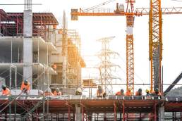 cantiere edile con operai al lavoro